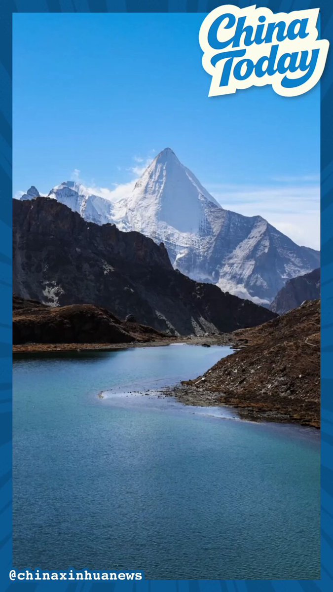 Yading Tabiat Parkı'nda Kar Altındaki Dağ Manzaraları