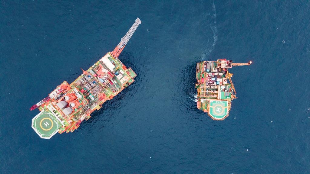 Çin'in Beibu Körfezi'nde Dev Petrol Platformu Denize İndirildi