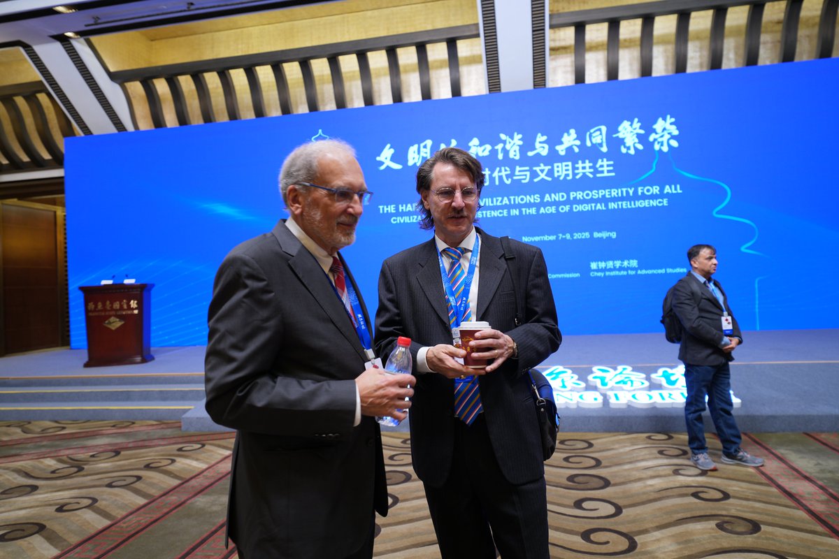 Peking Üniversitesi'nde Küresel Gelecek için Yol Haritası Tartışıldı