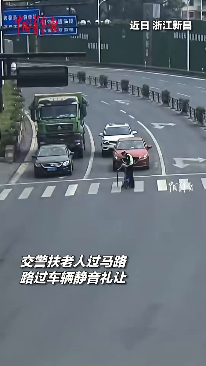 Xinchang'da Trafik Polisi ve Sürücülerden Yaşlı Kadına Anlamlı Yardım