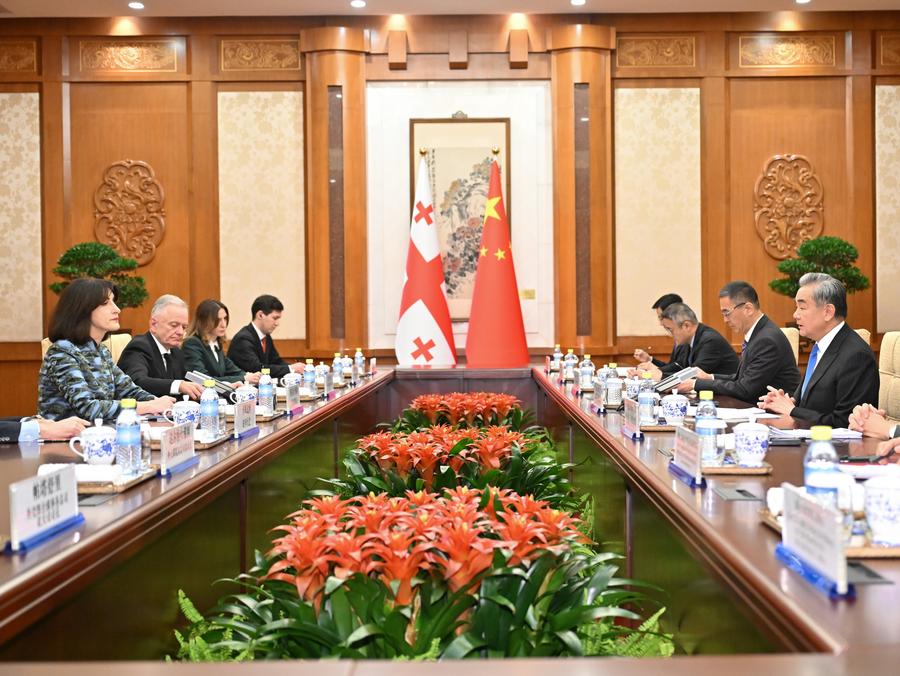 Gürcistan ve Çin Dışişleri Bakanları Pekin'de Görüştü