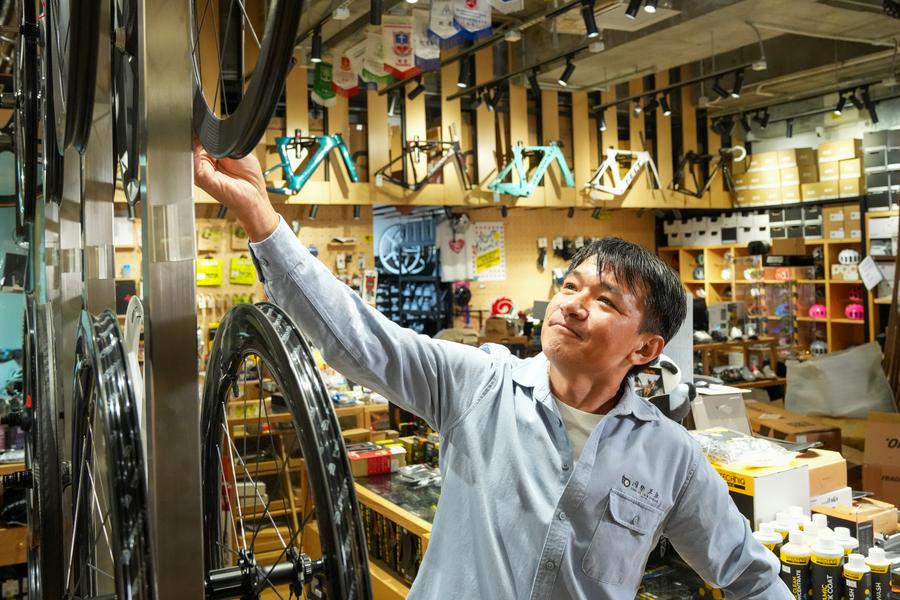 Wong Kam Po'nun Gökkuşağı Forması: Hong Kong'dan Dünya Şampiyonluğuna Uzanan İlham Verici Hikaye