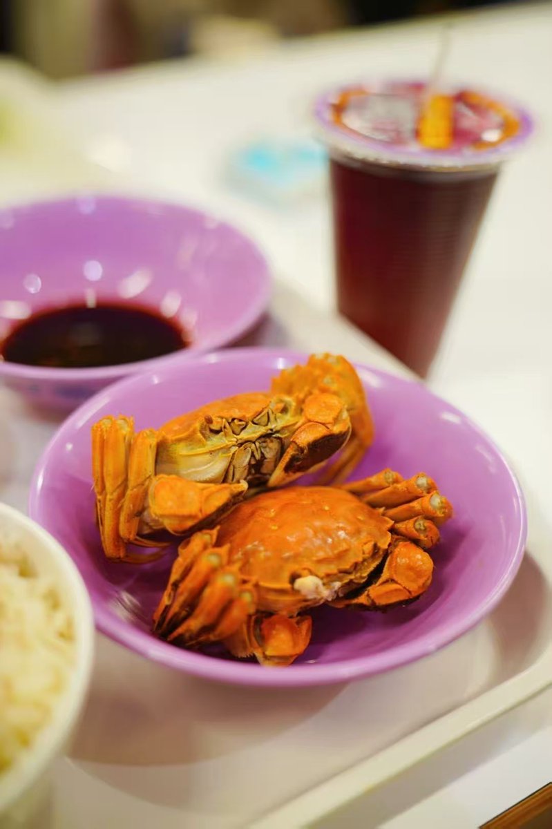 Tsinghua Üniversitesi Yemekhanelerinde Geleneksel Lezzet: Mevsiminin Yengeçleri Servise Sunuldu