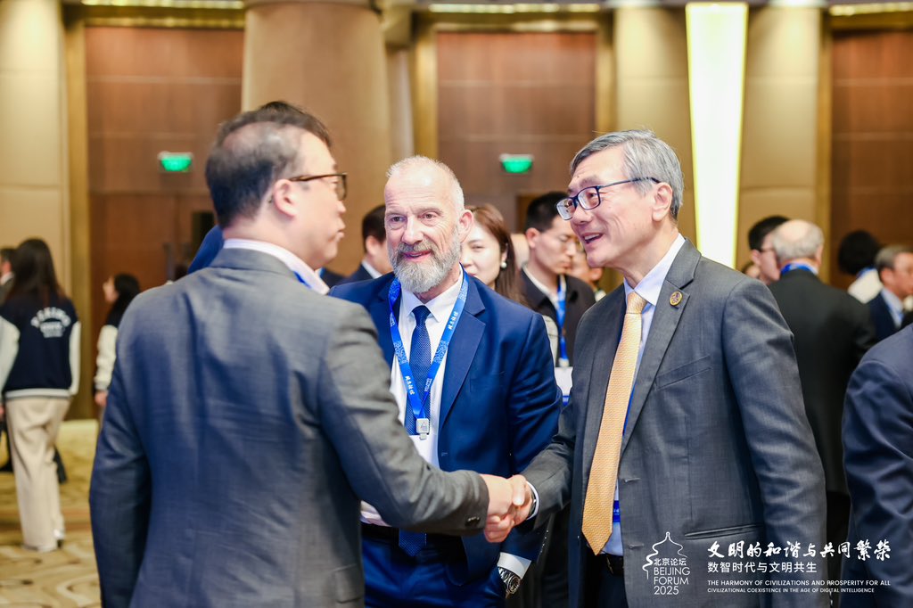 Peking Üniversitesi'nde Teknoloji ve İnsani Değerler Konuşuldu