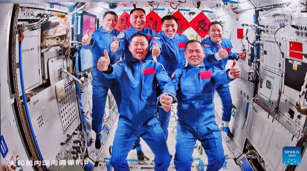 Çin'in Shenzhou-20 Mürettebatlı Uzay Aracının Dönüşü Uzay Enkazı Nedeniyle Ertelendi