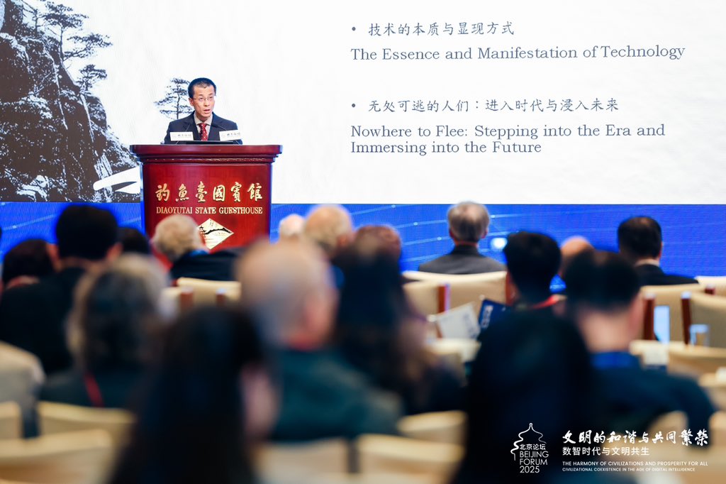 Pekin Üniversitesi Profesörü: İnsanlık Makinelerle Değil, Denge İçinde Yaşamalı