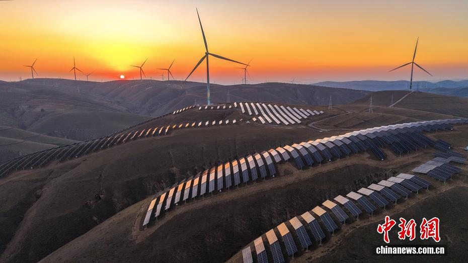 Gansu'da Güneş Panelleri ve Rüzgar Türbinleri ile Enerji Manzarası