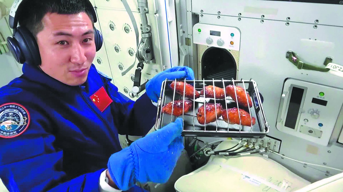 Çinli Astronotlar Uzayda Tarihi Barbekü Yaptı