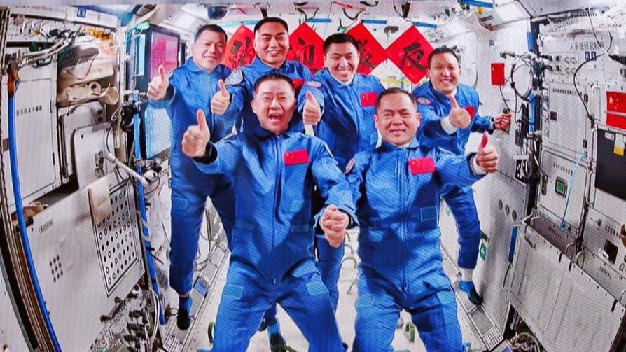 Çinli Astronotlar Uzay İstasyonunda İlk Barbekü Partisi Düzenledi