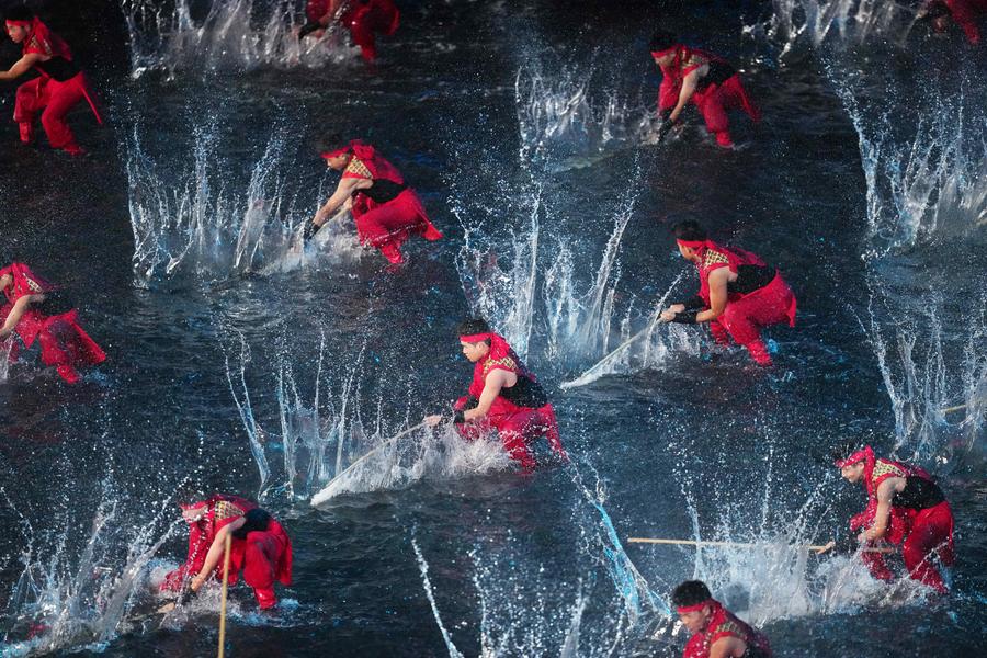 Çin 15. Ulusal Oyunları'nda Wushu Sanatçıları Su Üzerinde Büyüledi