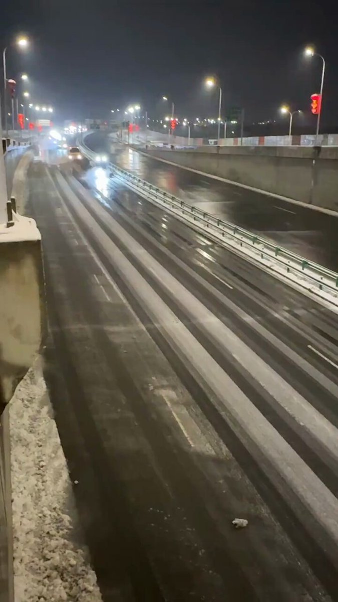 Çin'in Xinjiang Bölgesi'nde Kar Uyarısının Ardından Kar Temizleme Çalışmaları Başlatıldı