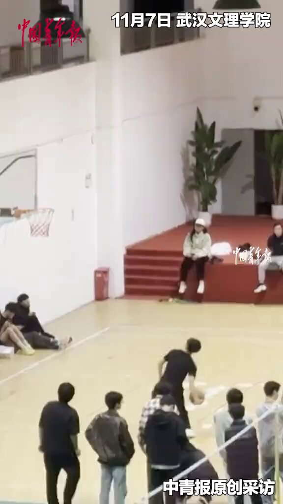 Basketbol Tutkunu, Spor Salonunun 3. Katından İnanılmaz Uzun Mesafe Şutuyla Kalabalığı Coşturdu