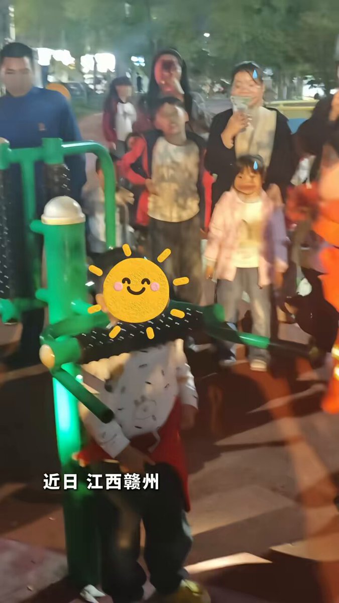 Jiangxi'de Çocuğun Kafası Açık Hava Spor Aletine Sıkıştı