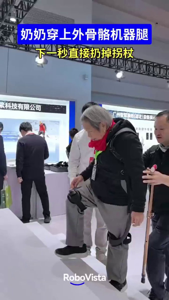 Teknoloji Yaşamı Değiştiriyor: Robotik Exoskeleton ile Yaşlı Kadın Merdivenleri Rahatça Çıktı