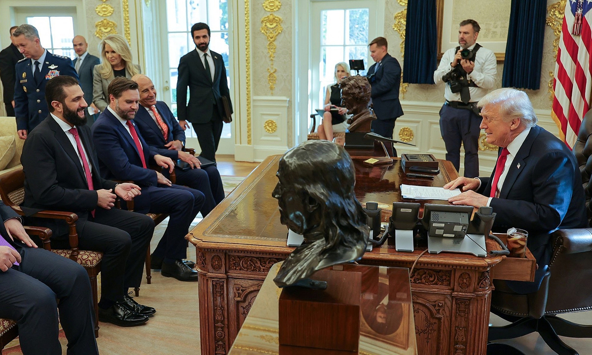 Trump Beyaz Saray'da Suriye Geçici Lideri ile Görüştü