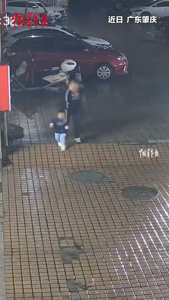 Zhaoqing'de Bilinçsiz Yatan Yurttaşa İlk Yardım: CPR Müdahalesi Hayat Kurtardı