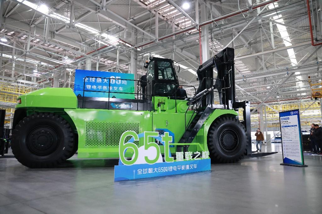 Çin, Dünyanın En Yüksek Taşıma Kapasiteli 65 Tonluk Lityum İyon Forkliftini Üretti