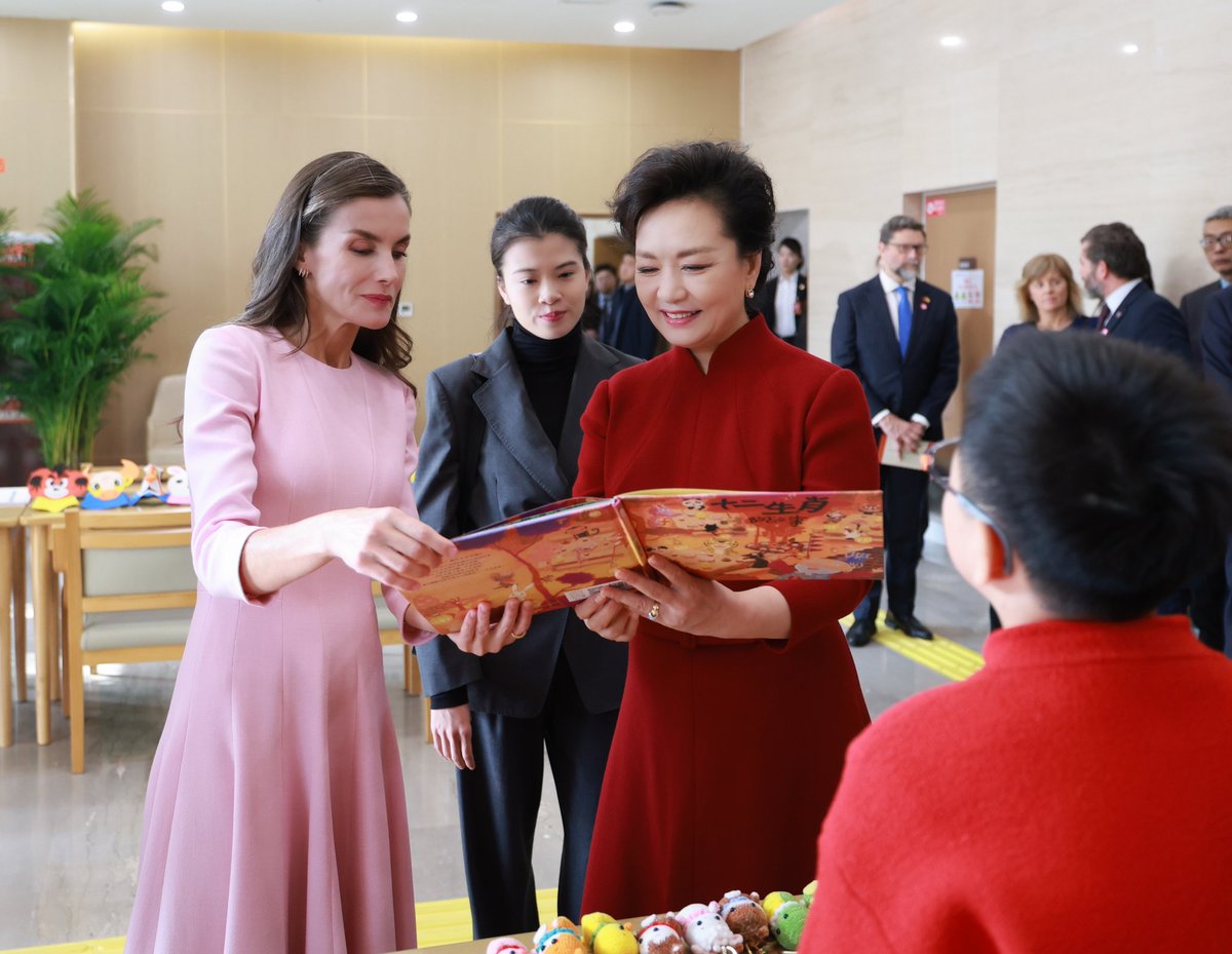 Peng Liyuan ve Kraliçe Letizia, Engelli Hizmetleri Merkezini Ziyaret Etti