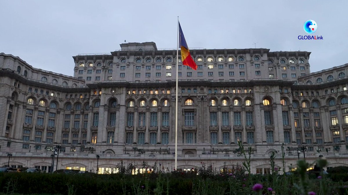 Çin'in Renkli Kültür Mirası: Bükreş'te Geleneksel Etnik Giysi Sergisi Açıldı