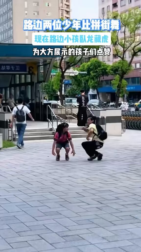 Gençlerin Yetenekli Sokak Dansı Gösterisi Büyüledi