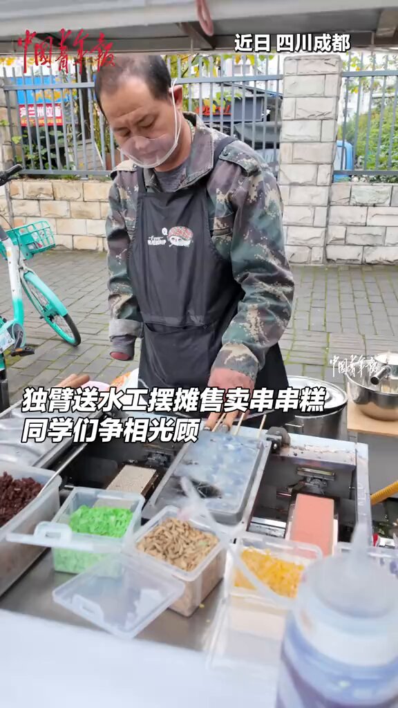 Mütevazi Su Satıcısının Yeni İşinde Öğrencilerden Büyük Destek