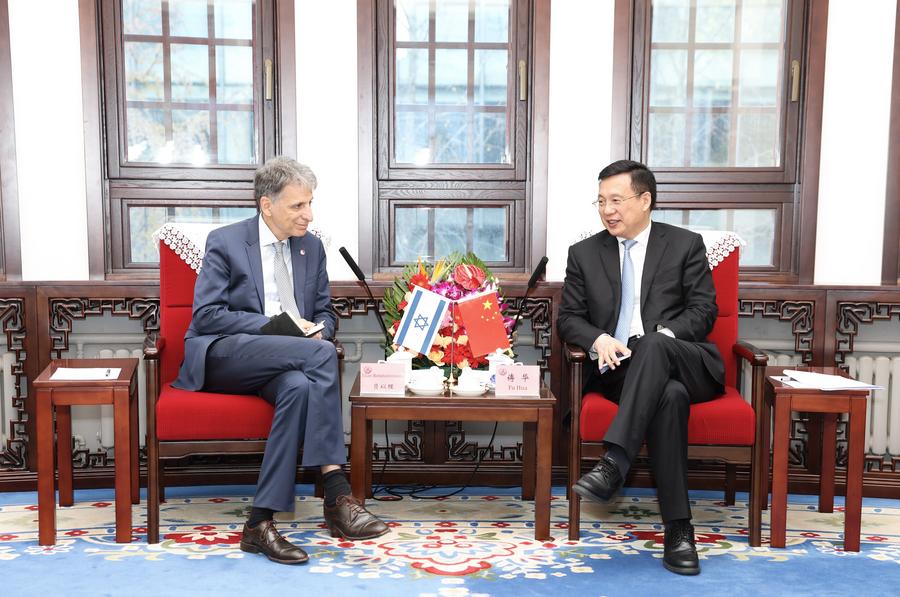 Xinhua Başkanı Fu Hua, İsrail'in Çin Büyükelçisi Eliav Belotsercovsky ile Görüştü