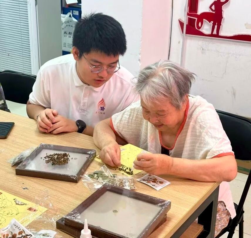 Tsinghua Öğrencileri Yaşlılara Dijital Dünyada Rehberlik Etti