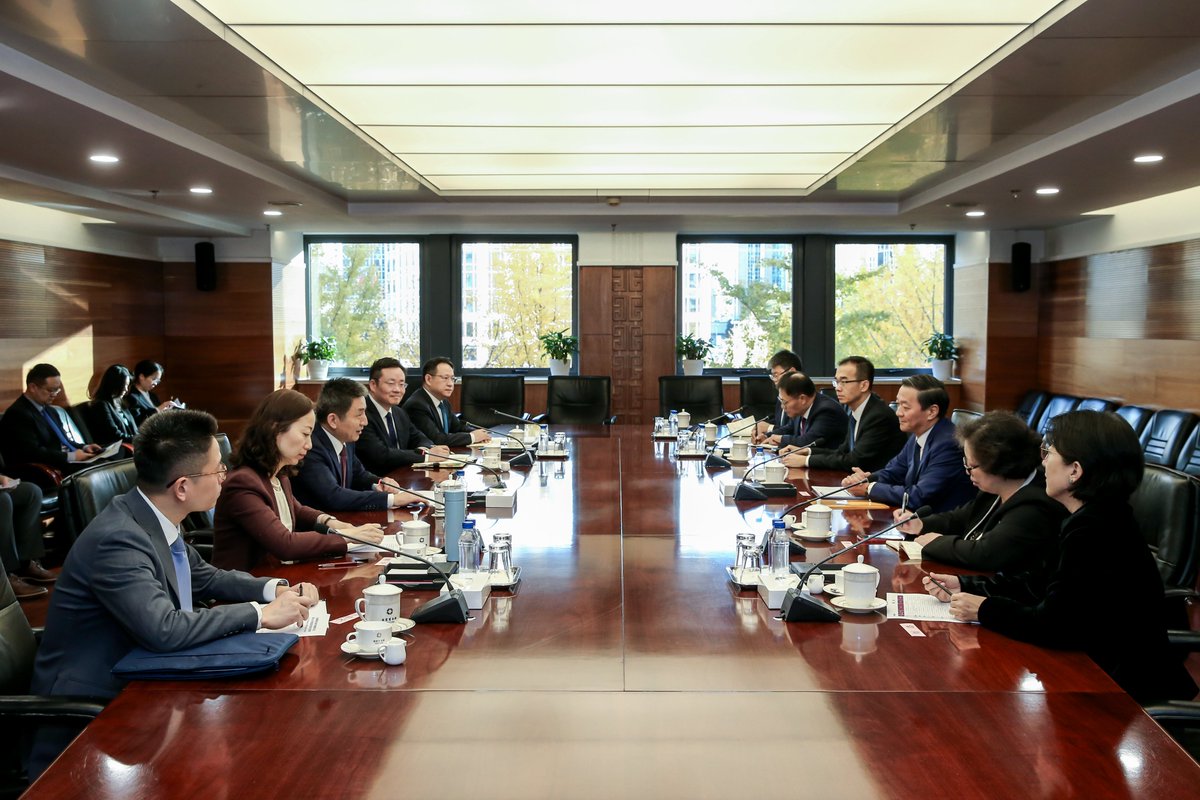 Çinli Bakanlık Yetkilisi ile KKR CEO'sundan İş Birliği Görüşmesi