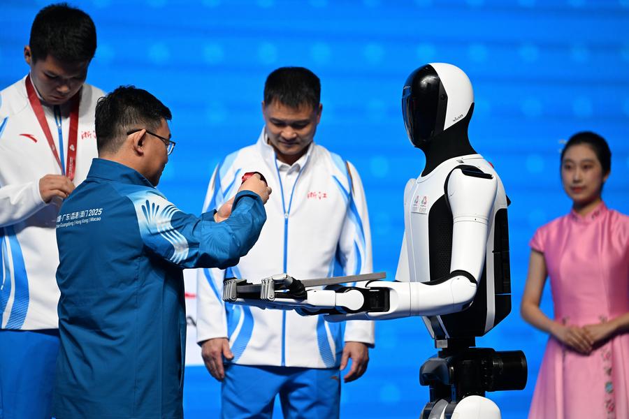 İnsansı Robotlar, Çin Ulusal Oyunları'nda Madalya Törenine Katıldı