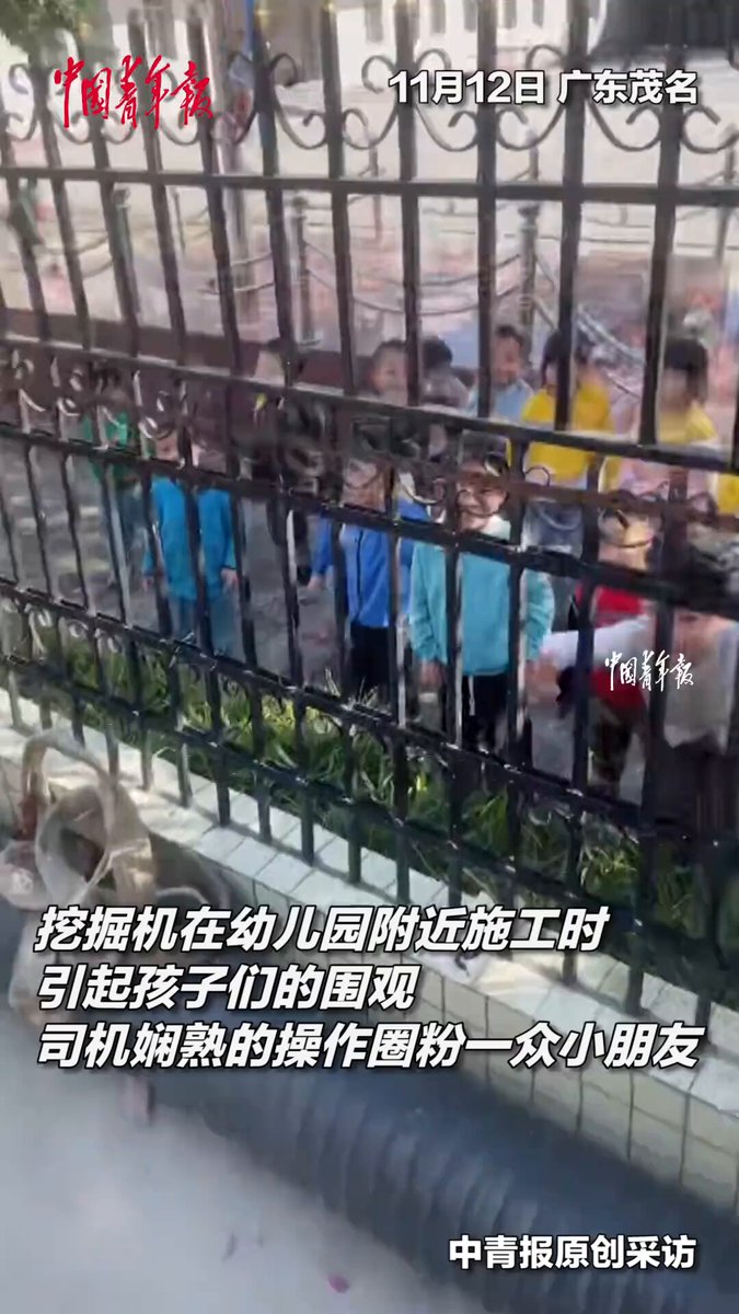 Anaokulu Bahçesindeki Ekskavatör, Çocukların İlgi Odağı Oldu