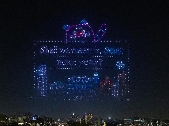 Seul'deki Han Nehri Parkı'nda Muhteşem Drone Işık Gösterisi