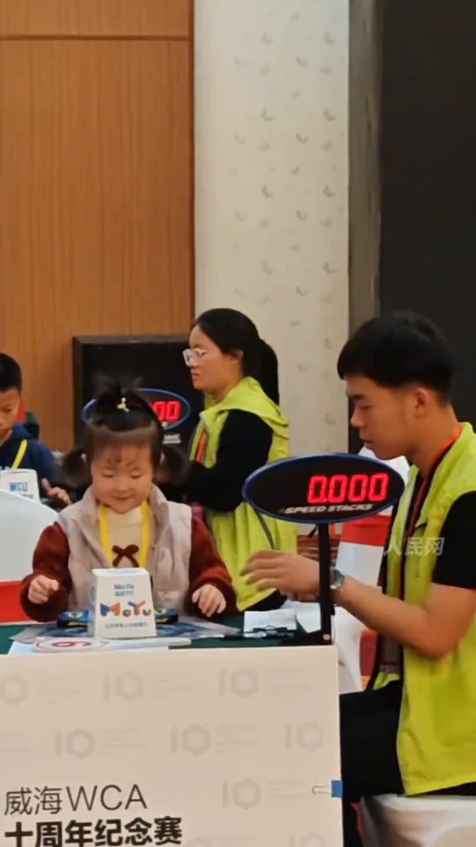 4 Yaşındaki Dahinin Rekoru: Rubik Küpünü 14 Saniyede Çözdü