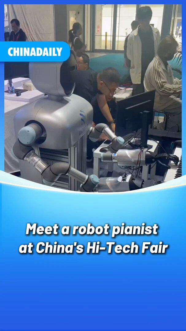 Çin'deki Teknoloji Fuarında Piyano Çalan Robot, Jay Chou Şarkısına Eşlik Etti