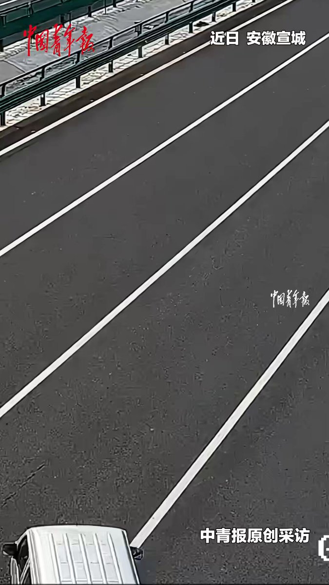 Çin'de Otobanda Devrilen Minibüs İçin İnsanlık Hali: Sürücüler ve Yayalar Yardıma Koştu