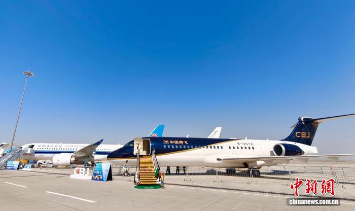 Çin'in Yolcu Uçakları C919 ve C909 Dubai'de Podyuma Çıktı