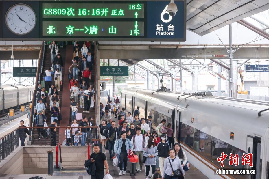 Çin'de Demiryolu Yolcu Sayısında Rekor Artış: 2025'in İlk 10 Ayında 3,95 Milyar Yolculuk