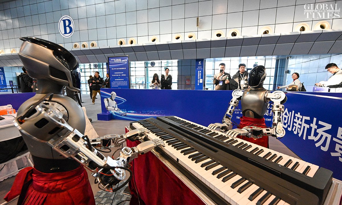 Zhongguancun'da Robot Yarışması: 99 Takım 2 Milyon Yuan İçin Yarıştı