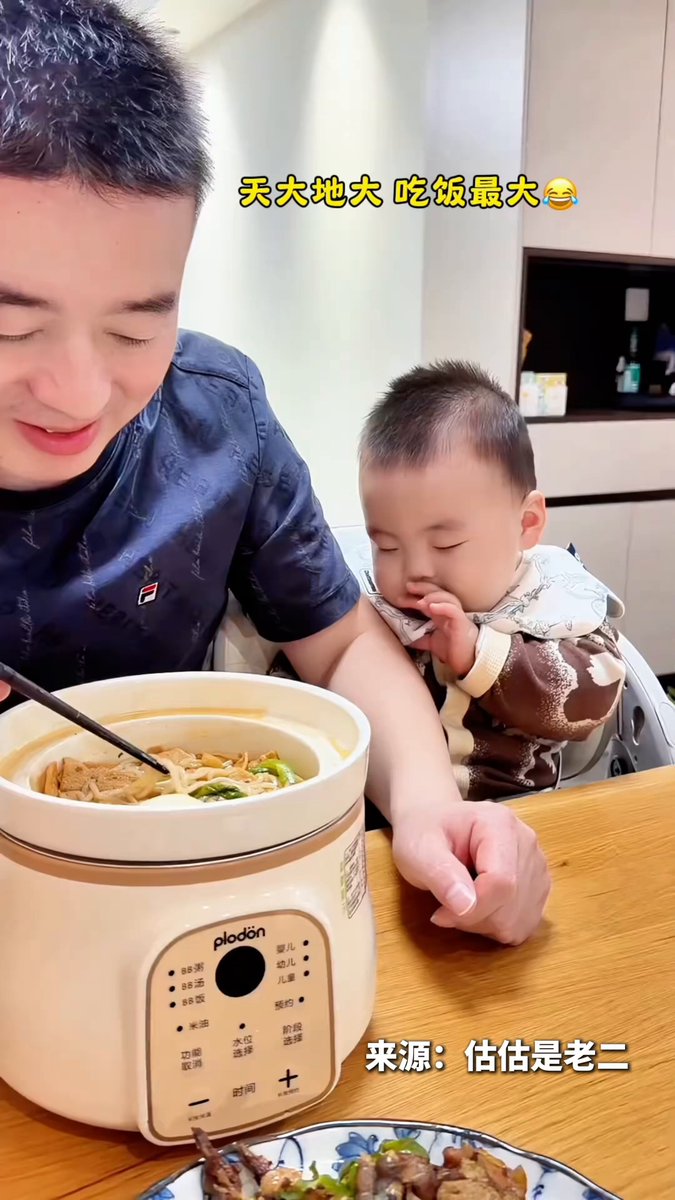 Uyku Arasında Açığa Çıkan Komik An: Hayalindeki Noodleları Anlatırken Farkında Olmadan Gülümseten Bebek