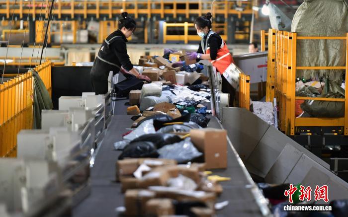 Çin'de Kargo Sektöründe Dev Patlama: 10 Ayda 162 Milyar Parsel