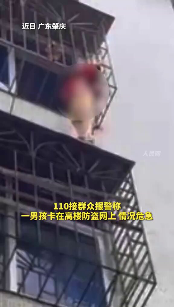 Küçük Çocuk Yüksek Katlı Balkondan Cesur Polis Tarafından Kurtarıldı