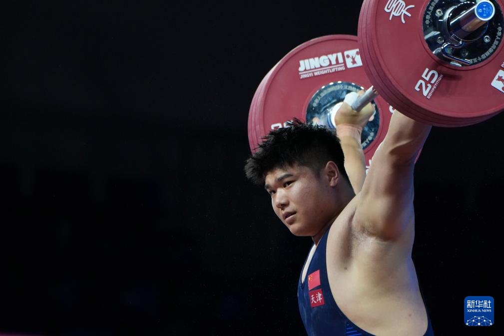 Liu Huanhua, Dünya Rekorunu Kırdı ve Sahada Evlilik Teklifi Etti