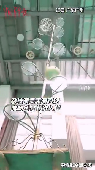 Çinli Akrobattan İnanılmaz Denge Performansı: 6-7 Metreden Yatarak Basket Atışı