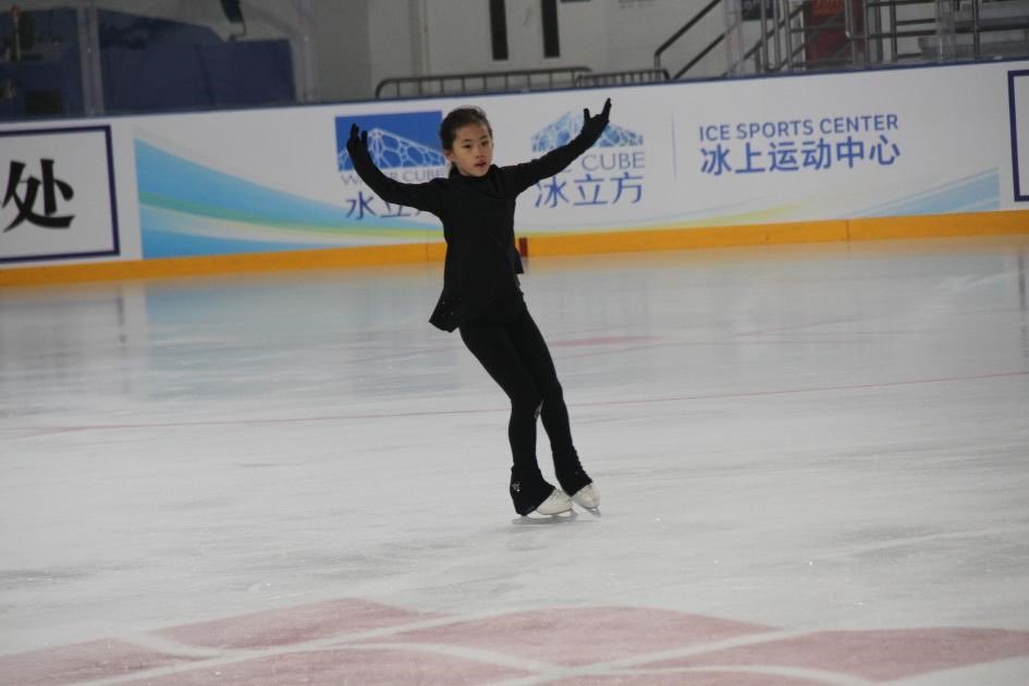 Beijing'de Buz Pateni Tutkusu: Ulusal Su Sporları Merkezi'nde 300 Sporcu Buluştu