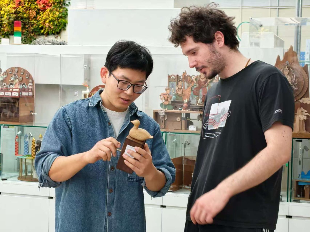 Tsinghua Üniversitesi'nde Oyuncağın Ötesine Geçen Eğitim: Klasik Mekanizmalar ve Yaratıcı Rehberlik