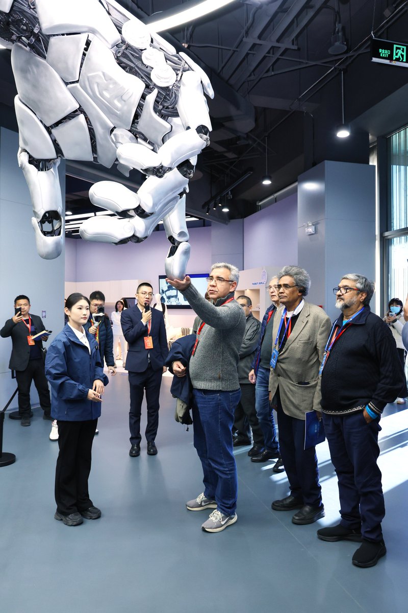 Peking Üniversitesi'nde İnsansı Robotik Merkezi Uluslararası Bilim İnsanlarını Ağırladı