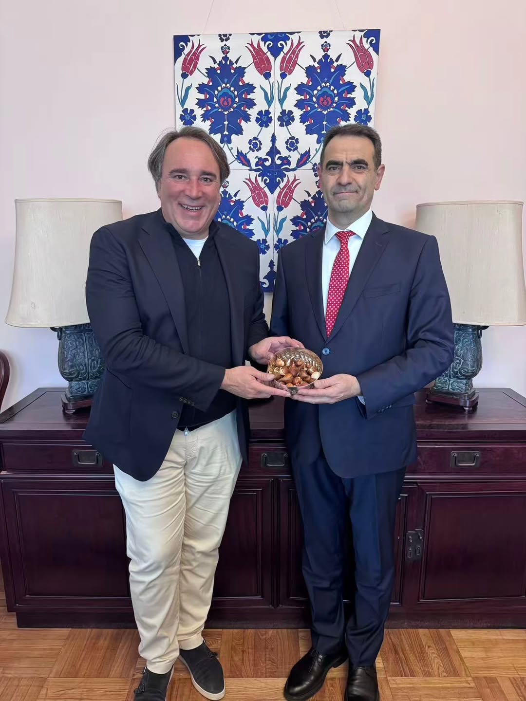 Türkiye'nin Pekin Büyükelçisi Selçuk Ünal, Dünya Lale Derneği Başkanı'nı Ağırladı