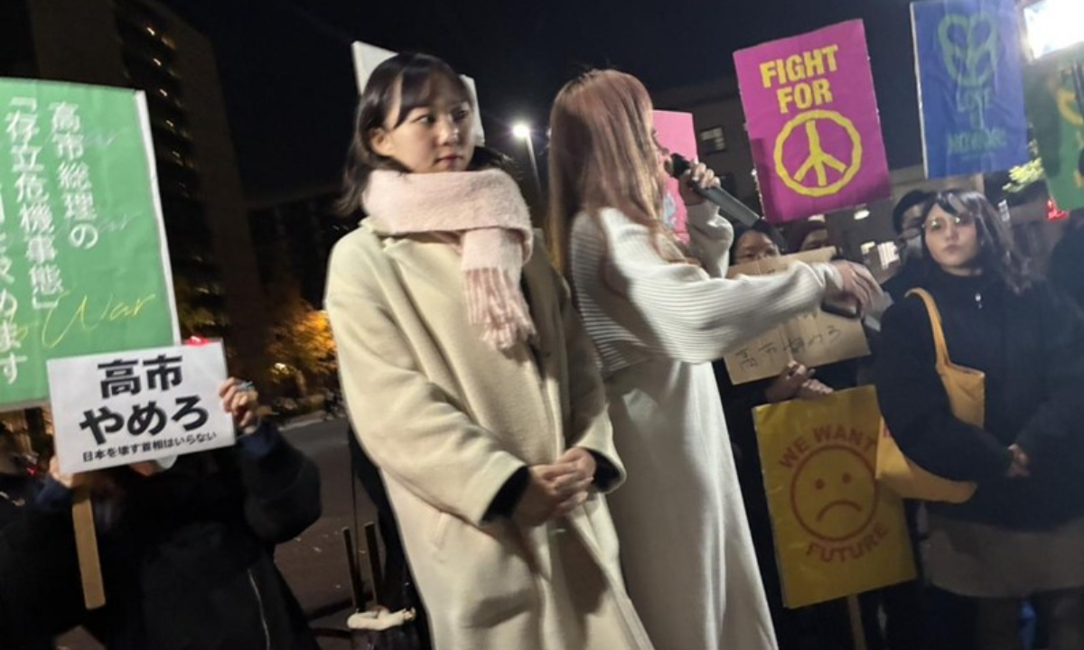 Japon Halkı Başbakanlık Konutu Önünde Tepki Gösterdi: 