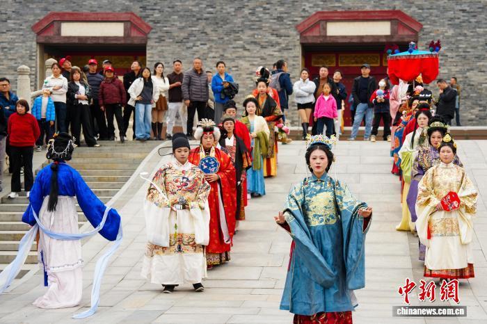 Xiangyang'da Hanfu Festivali: Geleneksel Tang, Song ve Ming Kıyafetleriyle Kültür Şöleni