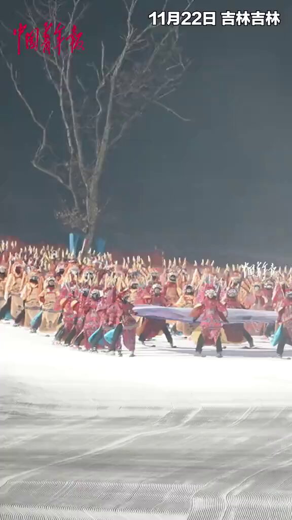 Jilin'de Renkli Kutlama: Peking Opera Kostümlü Kayakçılardan Guinness Dünya Rekoru