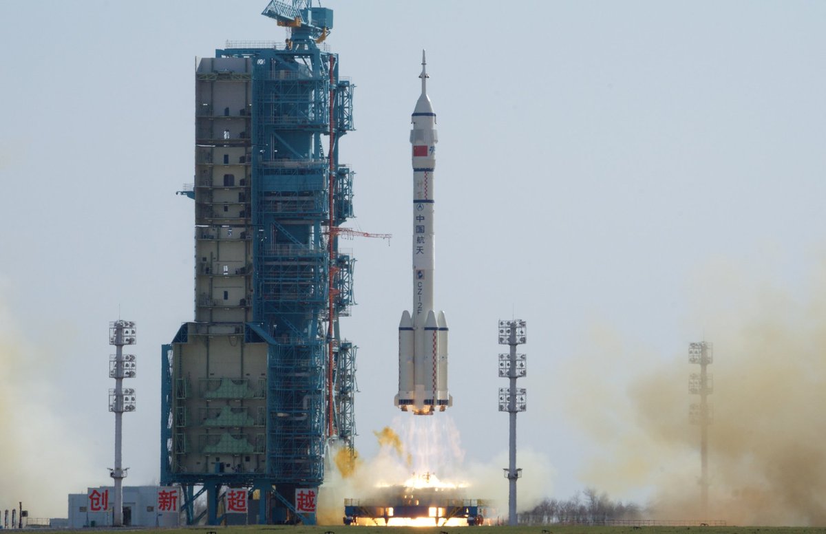 Çin'in Shenzhou-22 Mürettebatı Uzay İstasyonuna Ulaştı